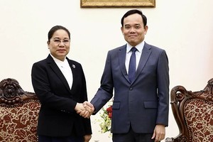 政府副总理陈留光（右）与老挝新闻文化旅游部长苏萨瓦娜握手合影。（图：越通社）