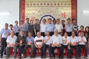 梁氏宗祠理监事会与年届70岁以上的长者合照留念。