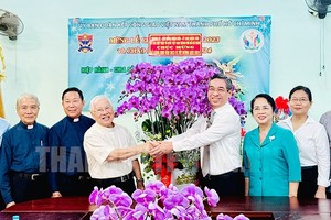 市委副书记阮福禄（右四）向市越南天主教团结委员会赠送鲜花表示祝贺。