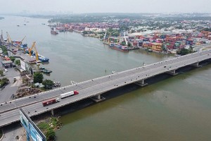 同奈省为在隆城机场附近的3个域物流中心进行招商引资。图为在同奈港的装卸货物活动。