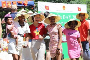 南非人民戴着越南斗笠合影。