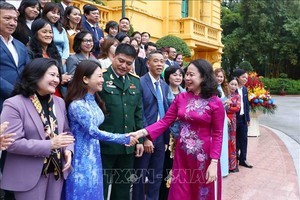 国家副主席武氏映春与各赞助商交谈。（图：越通社）