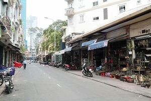 寂静的古董街诉说着历史的故事。