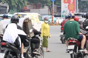 行人过马路没走斑马线可受罚。