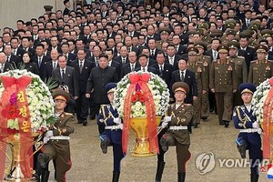 朝鲜国务委员会委员长金正恩于16日参拜锦绣山太阳宫，纪念已故前国防委员长金正日去世12周年。（图：韩联社/朝中社）