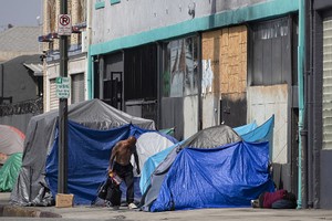 2023年6月29日，美国加利福尼亚州洛杉矶，无家可归者居住的帐篷挤占着人行道。（图：澎湃影像）