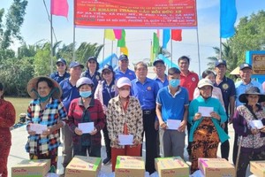 培德精舍护法理事会为新富县两个乡的贫民赠送礼物与慰问金。