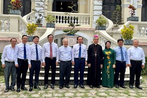 市委书记阮文年探望并祝贺总主教阮能。