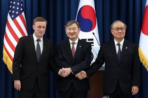 12月9日，在首尔龙山总统府，韩国国家安保室室长赵太庸（居中）与美国总统国家安全事务助理杰克·沙利文（左）、日本国家安全保障局局长秋叶刚男举行会谈。 （图：韩联社）