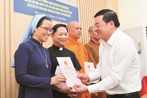 市资源与环境厅厅长向各宗教单位发红簿。