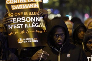 图为12月18日在巴黎举行的针对马克龙总统移民法案的抗议活动。（图：AFP）