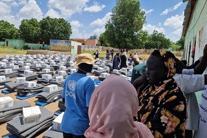 人们接受非食品援助。（图：人道协调厅）