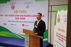 市商贸与投资促进中心经理范富旅在研讨会上分享粮食食品企业可持续发展的绿色标准之管理思维。（图：市党部新闻网）