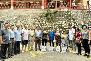 头顿崇正天后宫各理事、热心人士向穷人发送礼物。