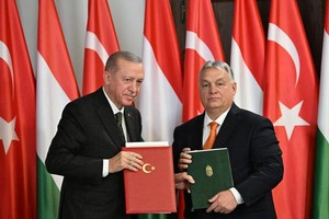 土耳其总统埃尔多安与匈牙利总理欧尔班交换协议书时合照。（图：互联网）