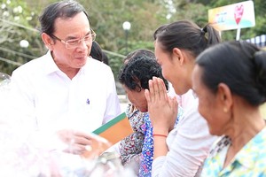 市委书记阮文年向边境民众赠送礼物。（图：秋红）