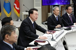 12月20日，在首尔龙山总统府，尹锡悦（左三）主持召开国防创新委员会第三次会议。（图：韩联社）