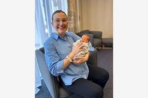 澳洲首个移植子宫内孕育婴儿诞生