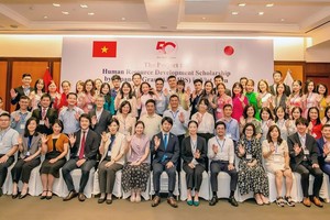 与会代表合影留念。（图：黄兰）