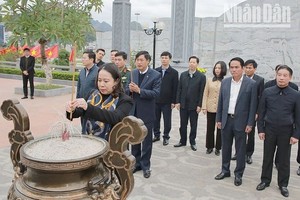 国家副主席武氏映春与工作团前往山罗监狱国家特别历史遗迹区并上香缅怀。（图：人民报）