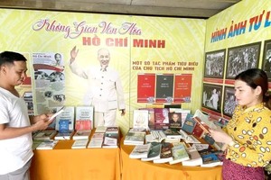 工人在陶氏过位于平新郡租房区的胡志明文化空间阅读。