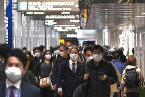 这是2022年11月15日，行人在日本东京站穿行。（图：新华社）