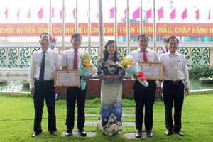 平政县委在每周升旗典礼上表彰取得成绩出色的个人。