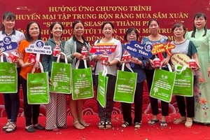 第六郡妇联会向商贩赠送环保袋。