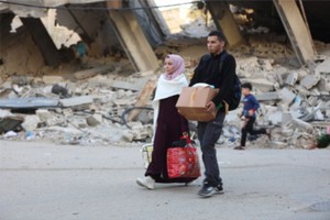 在加沙地带中部的布赖杰难民营，巴勒斯坦人在收到以军撤离要求后离开家园。（图：互联网）
