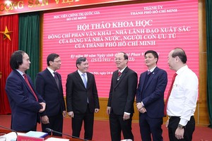 市委副书记阮胡海同与会代表。