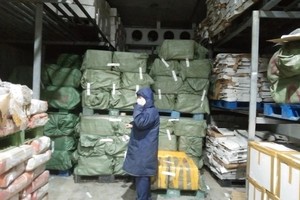 肮脏食品堆满冷库。（图：荣阮）