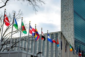 纽约联合国总部秘书处大楼外飘扬的各国国旗。（图：联合国）
