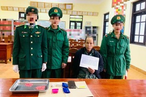 被抓获的毒贩嫌疑人梁文赏及毒品证物。（图：英勇）