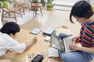 阮氏月映（右）与伙伴们为年底交日历而忙碌。