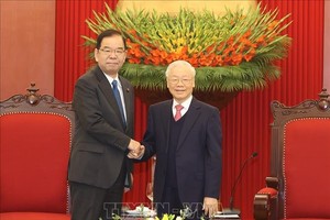 党中央总书记阮富仲（右）接见日本共产党中央执委会主席团主席志位和夫。（图：越通社）