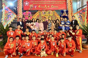 贵宾、赞助商和衡英公司成员与运动员留影。