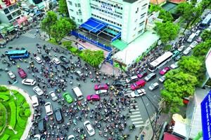 每天都有大量车辆驶经第三郡民主工场环岛。