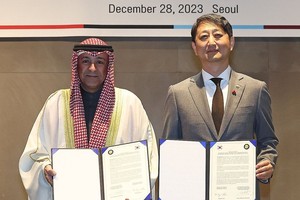 12月28日，在首尔，通商交涉本部长、产业部长官提名人安德根（右）同海合会秘书长贾西姆·穆罕默德·布达维在首尔举行会谈，就韩—海合会自贸协定达成一致，并签署了共同宣言。（图：韩联社）