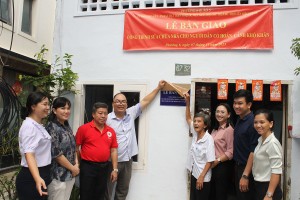 第五郡第六坊向黄珠女大娘（右四）移交“红十字会屋”工程。