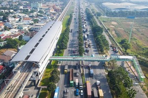 施工中的地铁高架车站步行桥。（图：TTO）