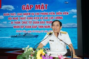 第四区海军副政委阮友明大校在会上致辞。（图：人民公安报）