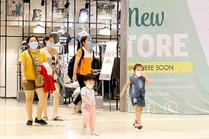 市疾控中心劝告市民在公共场所和人员高度密集的地方应佩戴口罩。（图：成山）