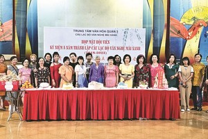 长青文艺俱乐部集体艺人合照。