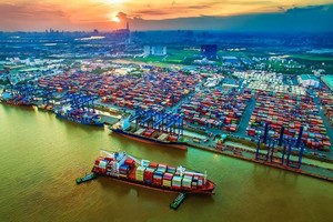 越南集装箱港口一隅。（图：日光）