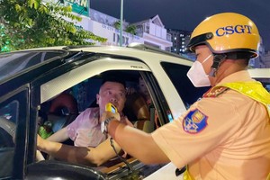 一名司机在接受呼气酒精测试。（图：安辉）