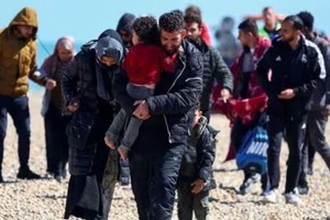 英国政府的数据显示，去年有大约3万名移民搭乘小船从英吉利海峡偷渡到英国。（图：路透社）