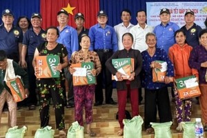 培德精舍护法理事会代表团与朱洋市地方政府代表、莱和乡村民合摄。