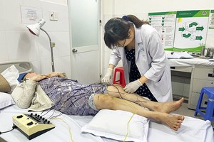 阮氏雪娥医生为关节炎患者作电针治疗。