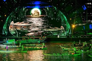 “西贡-河流故事”艺术表演节目。