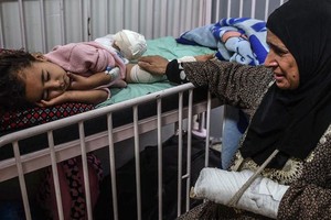 一位母亲在加沙南部汗尤尼斯的纳赛尔医院照顾她的女儿。（图：儿基会）